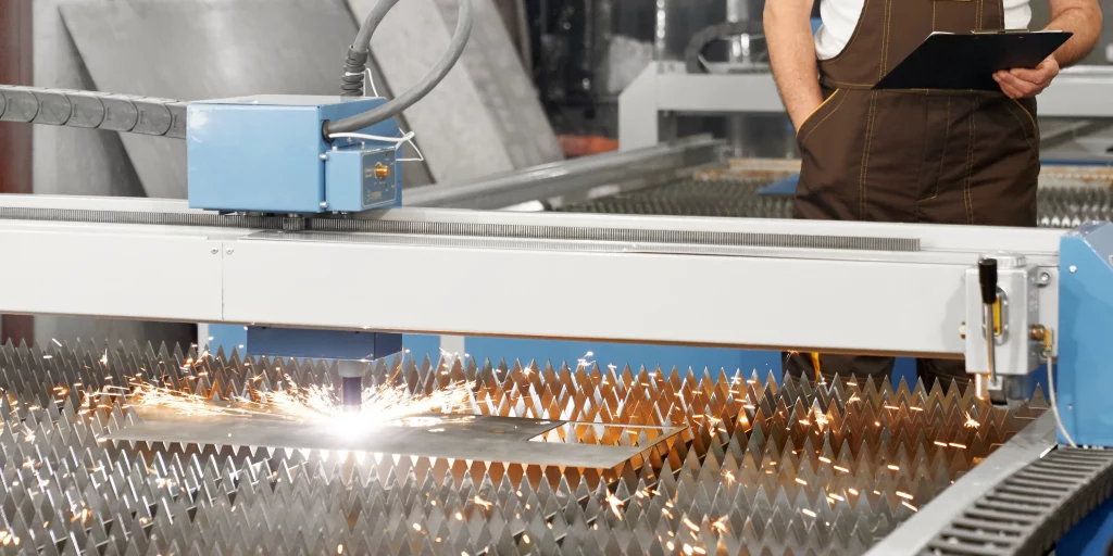 تکنسین در حال بازرسی سلنوئید ولو هوابرش CNC جهت کنترل دقیق جریان گاز