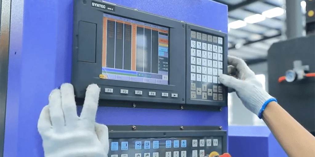 اپراتوری پنل انواع کنترلر هوابرش CNC صنعتی مدل استند الون در کارگاه برشکاری