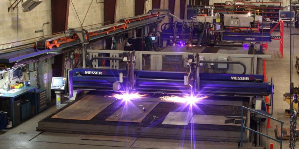دستگاه هوابرش CNC دروازه ای چند مشعله در سالن تولید و برشکاری قطعات صنعتی